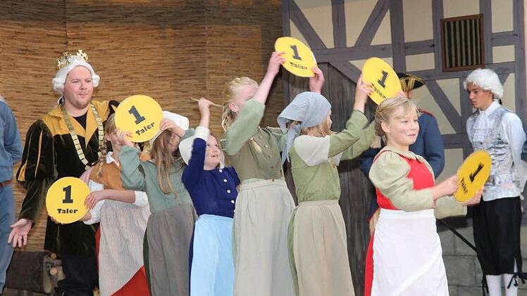 Aufführung des Märchens "Rumpelstilzchen" auf der Freilichtbühne im Schrimpf'schen Schloss  Foto: Dieter Britz