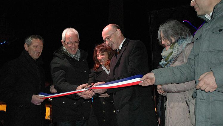 Der Haßfurter Bürgermeister Günther Werner und Landrat Wilhelm Schneider eröffneten gemeinsam mit der Pierrelattter Bürgermeisterin Marie-Pierre Mouton (Mitte) den Weihnachtsmarkt.