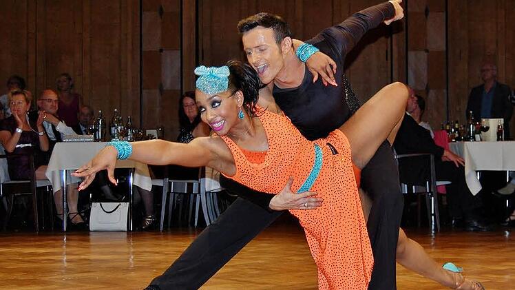 Simon Völbel und Maria Schulte vom TSC Rot-Gold Casino Nürnberg brachten lateinamerikanisches Temperament aufs Parkett. Foto: Sigismund von Dobschütz