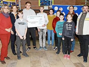 Die Übergabe des 1000 Euro-Schecks der Volksbank  Foto: Mathias Erlwein