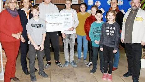 Die Übergabe des 1000 Euro-Schecks der Volksbank  Foto: Mathias Erlwein