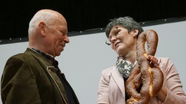 F&uuml;r sein langj&auml;hriges Engagement im Landfrauenchor - unter anderem als Dirigent  - durfte Otto B&auml;hr aus den H&auml;nden von Kreisb&auml;uerin Marion Warmuth ein originelles Pr&auml;sent entgegennehmen: einen Notenschl&uuml;ssel, gefertigt aus Backwerk.Mario Deller