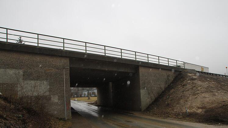 Das ist die Brücke, die über die KU 17 führt.