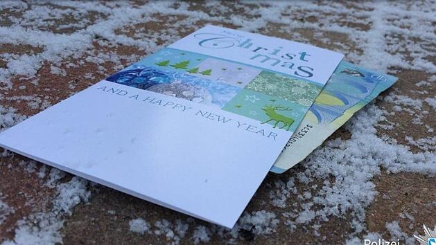 R&auml;tselhafter Fund in W&uuml;rzburg: Ein Mann gibt ein Weihnachtsgeschenk bei der Polizei ab. Wo steckt nur der wahre Eigent&uuml;mer? Foto: Polizei Unterfranken