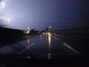 Sieben Einsätze in Mittelfranken: Die Einsatzkräfte waren ganz schön gefordert in der Nacht auf Mittwoch. Foto: NEWS5/Merzbach