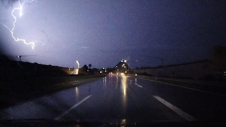 Sieben Einsätze in Mittelfranken: Die Einsatzkräfte waren ganz schön gefordert in der Nacht auf Mittwoch. Foto: NEWS5/Merzbach