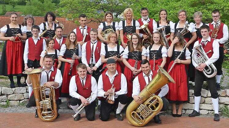 Die Aurachtaler Blasmusikanten aus Walsdorf bei Bamberg spielen als Gastkapelle beim Herbstfest des Musikvereins Frankenwald. Foto: privat