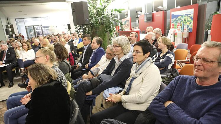 Mehr als 250 Zuschauer sehen eine spannende Diskussionsrunde. Barbara Herbst