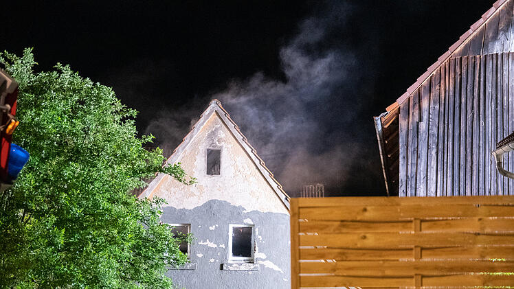 Einfamilienhaus in Vollbrand: 200 Kräfte kämpfen gegen Flammen