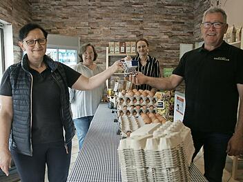 Das Betreiber-Paar Elisabeth und Ralf Henninger (vorne) freut sich mit Karina Schumann (hinten links) und Anja Schneider von den Lieferfirmen Rhöner Bauernmetzgerei und Bäckerei Schneider über die Eröffnung des Dorfladens in Zeitlofs.