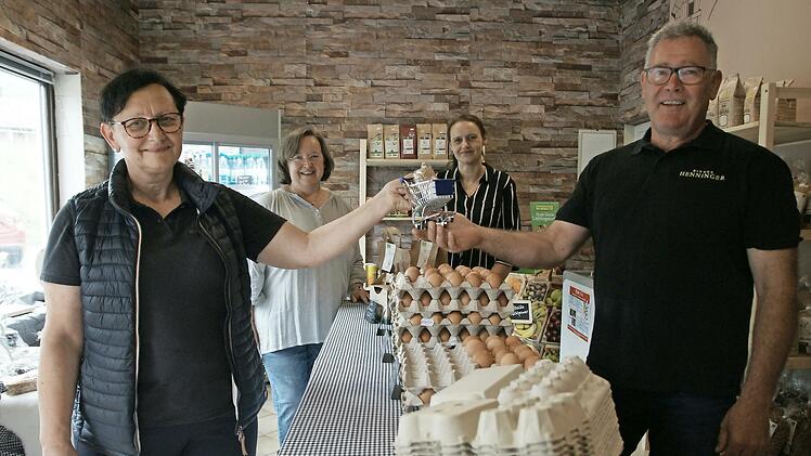 Das Betreiber-Paar Elisabeth und Ralf Henninger (vorne) freut sich mit Karina Schumann (hinten links) und Anja Schneider von den Lieferfirmen Rhöner Bauernmetzgerei und Bäckerei Schneider über die Eröffnung des Dorfladens in Zeitlofs.