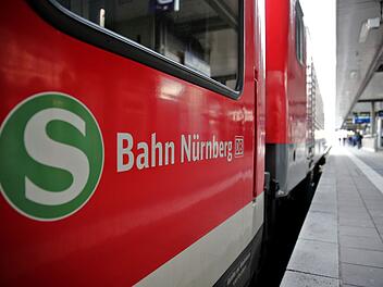 "Lebensgefährlicher Unsinn" in Nürnberg: 14-Jähriger springt an fahrende S-Bahn