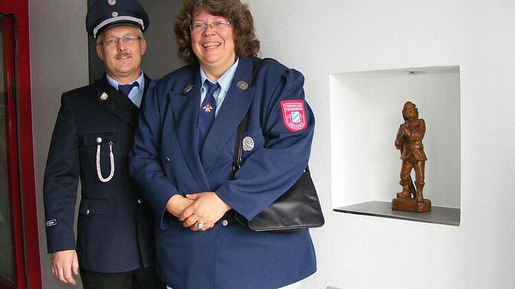 Kommandant Erwin Bergner und die Vereinsvorsitzende Waltraud Burkhardt präsentierten den Grundstein, der 2009 im Eingangsbereich des neuen Feuerwehrgebäudes gelegt wurde.