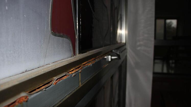 Die Fenster am Eingangsportal des Kreiskulturraums sind schon länger sanierungsbedürftig. Hier der Blick von innen.