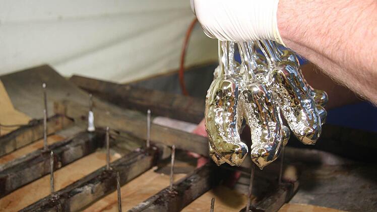 Natürlich können die Gurken nicht durchsichtig bleiben. Sie werden erst mit Silbernitrat-Ammoniak-Gemisch von innen versilbert. Dann bekommen sie auch ihre äußerliche grüne Farbe.