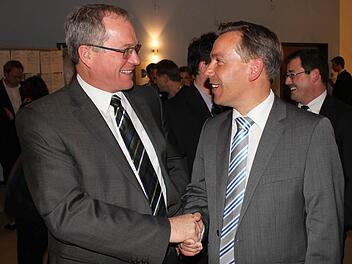 Landratskandidat der Freien Wähler Martin Oberle (links) mit Alexander Tritthart am Wahlabend vom 16. März im Landratsamt Erlangen  Foto: Andreas Dorsch