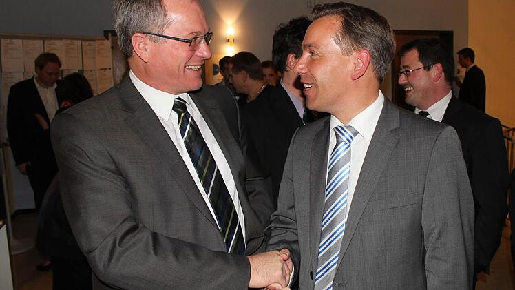 Landratskandidat der Freien Wähler Martin Oberle (links) mit Alexander Tritthart am Wahlabend vom 16. März im Landratsamt Erlangen  Foto: Andreas Dorsch