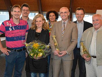 Diese Verbandsräte waren bereits im "Ruhestand" und mussten nochmals ran. Von links Bürgermeister Wolfram Thein, Schulleiter Josef Friedrich, Verbandsrat Anja Schmitt, stellvertretende Schulleiterin Cornelia Bartelmann, Verbandsrat Landrat Wilhelm Schneider, Verbandsrat Werner Döhler und Verbandsrat Hermann Martin. Foto: Gerhard Schmidt