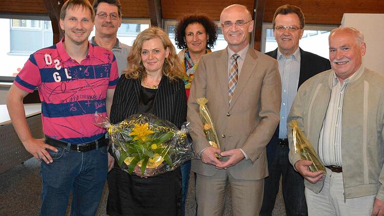 Diese Verbandsräte waren bereits im "Ruhestand" und mussten nochmals ran. Von links Bürgermeister Wolfram Thein, Schulleiter Josef Friedrich, Verbandsrat Anja Schmitt, stellvertretende Schulleiterin Cornelia Bartelmann, Verbandsrat Landrat Wilhelm Schneider, Verbandsrat Werner Döhler und Verbandsrat Hermann Martin. Foto: Gerhard Schmidt
