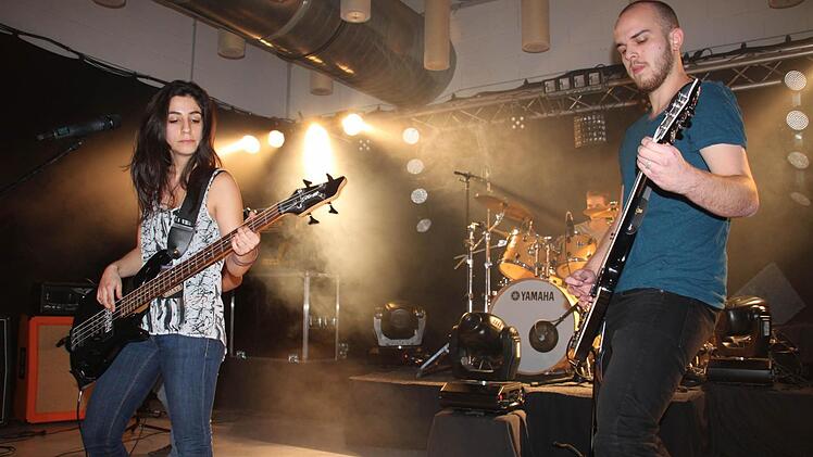 Die witeste Anreise hatte die Band "Payment" aus Mengen im Baden-Württemberg. Unser Bild zeigt (von links) Bassistin und Sängerin Rosa Abanto sowie Schlagzeuger Kevin Uhl und Gitarrist Daniel Wein. Foto: Stephan Stöckel