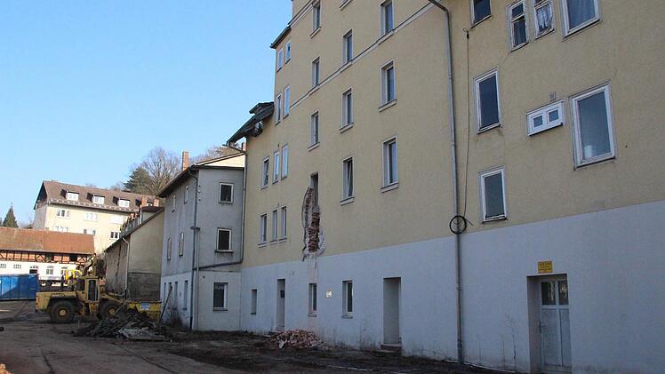 Das weitläufige Brauhof-Gelände: Die alten Gebäude (rechts) werden derzeit entrümpelt, entkernt und dann abgerissen. Fotos: Ulrike Nauer