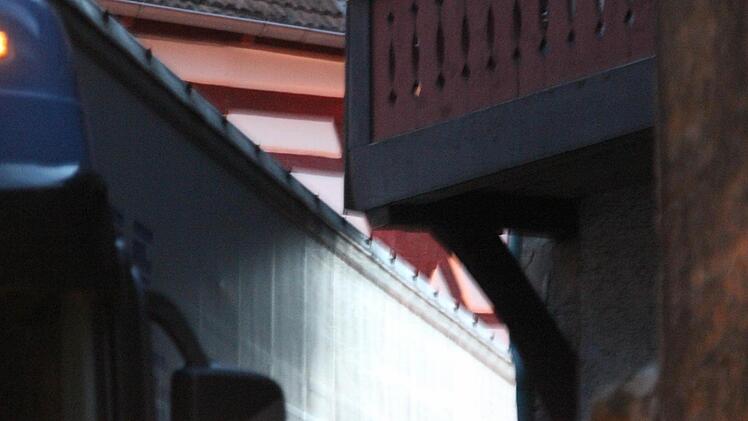 Das Eck des Balkons hätte es fast erwischt, doch der Sattelauflieger konnte ein paar Zentimeter abgesenkt werden.  Foto: Friedwald Schedel