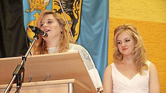 Lea-Milena Partheymüller (rechts) und Nataly Jayesprachen die Abschiedsworte der Absolventen.