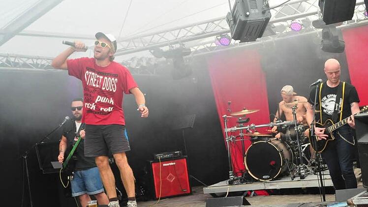 Acht Bands unterhielten vom Nachmittag bis weit nach Mitternacht die Punkfans. Foto: Simon Albrecht