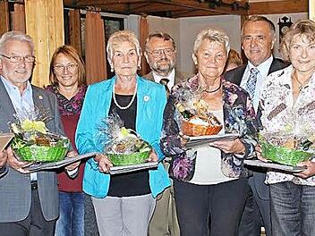 Die Jubilare der Garten- und Blumenfreunde Mainleus mit den Offiziellen (vorne von links): Oswald Ramming, Heinz Schoberth, Ursula Pöhlmann, Helga Schneider, Edeltraut Wich, Richard Scholz, (hinten) Gerhard Albert, Doris Schellerer, Friedhelm Haun, Günther Reif