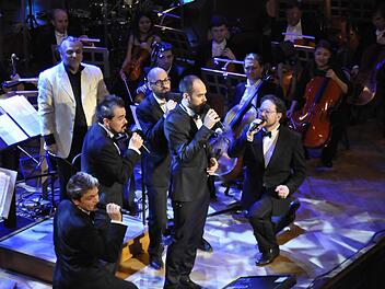 David Lugert, Bastian Hupfer, Mateusz Phouthavong, Heiko Benjes und Jörg Schwartzmanns von Viva Voce eröffneten den 17. Bad Kissinger Winterzauber. Begleitet wurden sie von der Kammerphilharmonie St. Petersburg unter Leitung von Enrique Ugarte Foto: Peter Klopf