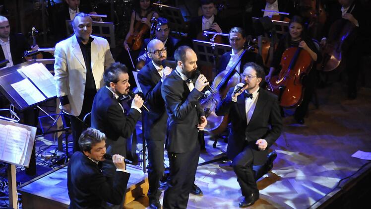 David Lugert, Bastian Hupfer, Mateusz Phouthavong, Heiko Benjes und Jörg Schwartzmanns von Viva Voce eröffneten den 17. Bad Kissinger Winterzauber. Begleitet wurden sie von der Kammerphilharmonie St. Petersburg unter Leitung von Enrique Ugarte Foto: Peter Klopf