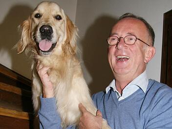 Dekan Hans Roppelt (60) mit seinem Hund Argos - beide wollen im neuen Jahr bleiben, wie sie sind. Allerdings steht ein Umzug ins neue Pfarrhaus bevor. Foto: Sonja Adam