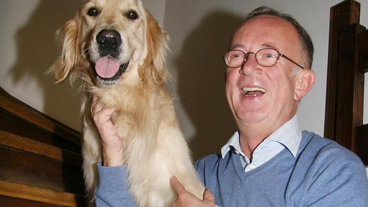 Dekan Hans Roppelt (60) mit seinem Hund Argos - beide wollen im neuen Jahr bleiben, wie sie sind. Allerdings steht ein Umzug ins neue Pfarrhaus bevor. Foto: Sonja Adam