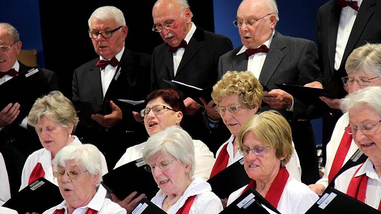 Liederkranz Höchstadt mit Irina Konjaev am Pult und Gabriel Konjaev am Piano Foto: Johanna Blum
