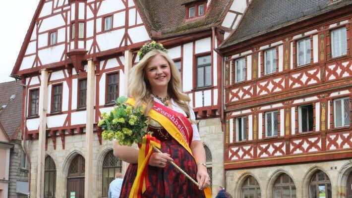 Carina Schneider in ihrer neuen Tracht