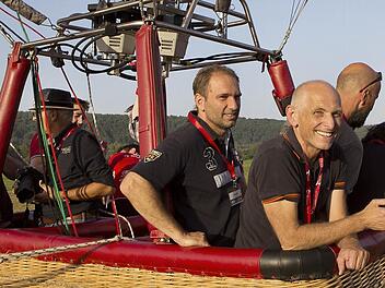 Da hatten Wolfgang Heyder und Christoph Böger noch gut lachen, doch als Ballonfahrer Georg Leupold wenig später mit seinem Gashahn die Atmosphäre im Korb zum Glühen brachte, verging dem Sport-Manager und dem Sportredakteur kurzfristig das Lachen.  Foto: Ilya Chebanenko