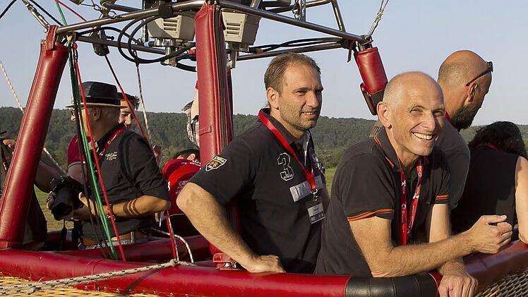 Da hatten Wolfgang Heyder und Christoph Böger noch gut lachen, doch als Ballonfahrer Georg Leupold wenig später mit seinem Gashahn die Atmosphäre im Korb zum Glühen brachte, verging dem Sport-Manager und dem Sportredakteur kurzfristig das Lachen.  Foto: Ilya Chebanenko