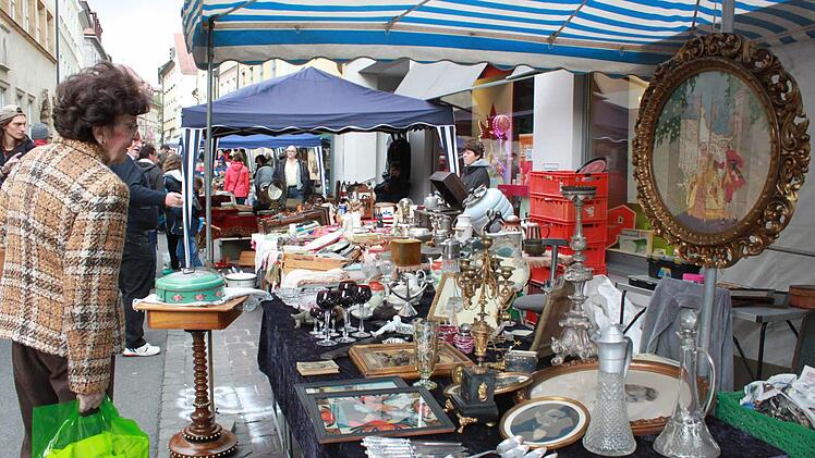 Beim Bamberger Antikmarkt kamen Liebhaber schöner alter Dinge voll auf ihre kosten. Foto: Michel Memmel