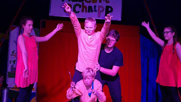 Beim "Zirkus Schnipp" tranieren Kinder nicht nur das Balancieren, sondern ganz nebenbei auch das soziale Miteinander. Gejubelt wird immer, auch wenn eine Nummer mal nicht perfekt ist. Im Vordergrund steht die Gruppendynamik. Foto: Stephanie Elm