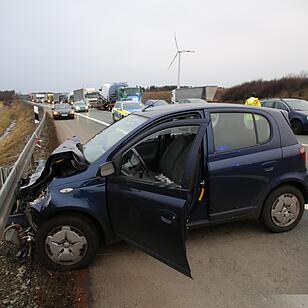 A9 bei Hof: Frau flieht vor Polizeikontrolle und baut Unfall