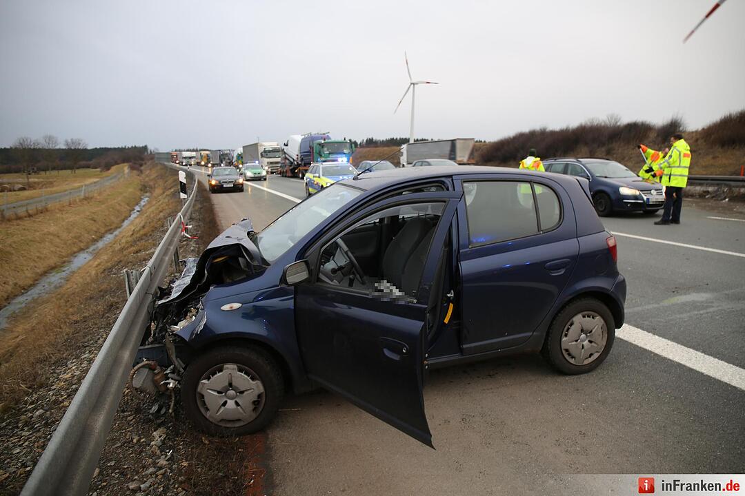 A9 bei Hof: Frau flieht vor Polizeikontrolle und baut Unfall