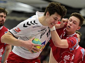 Kämpft sich durch: Konstantin Singwald (am Ball) erzielte sieben Treffer beim HSC-Sieg gegen den TV Kirchzell. Foto: Anand Anders
