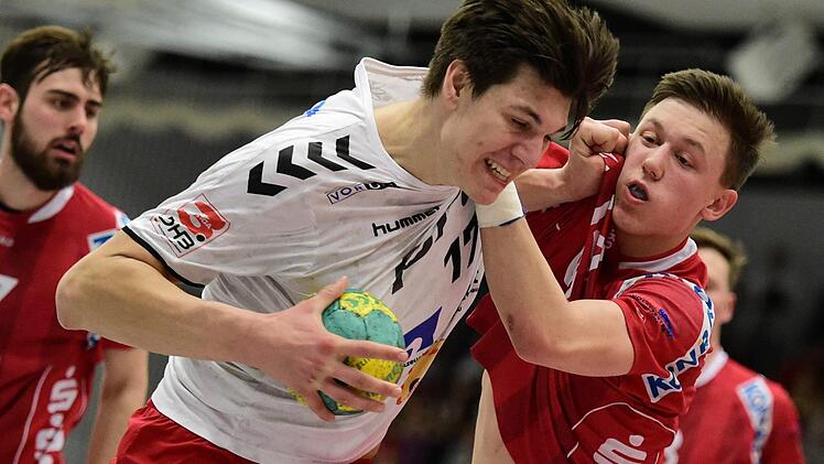 Kämpft sich durch: Konstantin Singwald (am Ball) erzielte sieben Treffer beim HSC-Sieg gegen den TV Kirchzell. Foto: Anand Anders