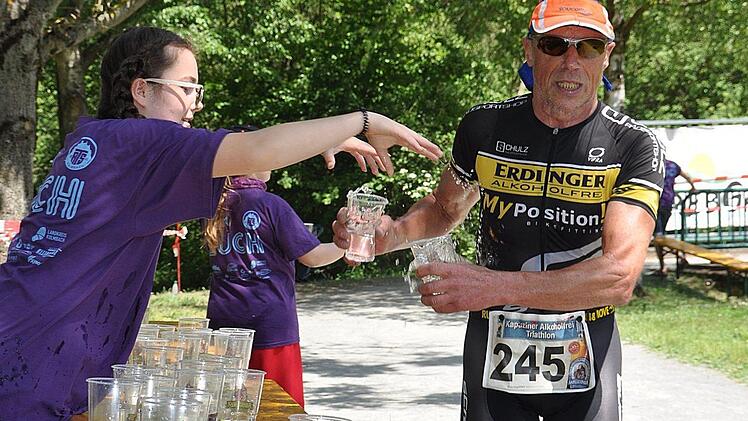 Flüssigkeitsaufnahme war wichtig bei den Temperaturen auf der Laufstrecke. Hier versorgt sich der älteste Teilnehmer, Hans Joe Lanz von der TS Lichtenfels. Foto: Karl Heinz Weber