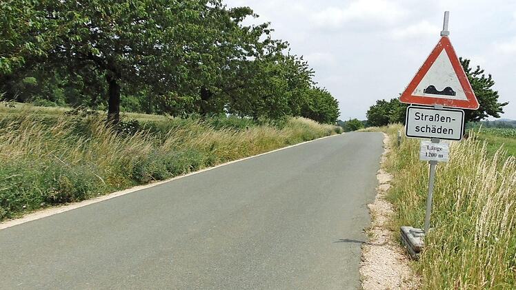 Die Straße von Kasberg nach Neusles weist Schäden auf. Foto: Petra Malbrich