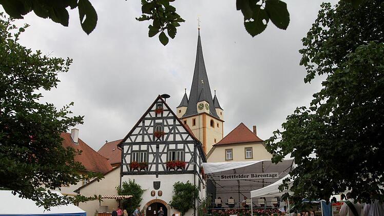 Eine idyllische Kulisse bietet der Dorfplatz von Stettfeld für die "Bärentage".Foto: Günther Geiling