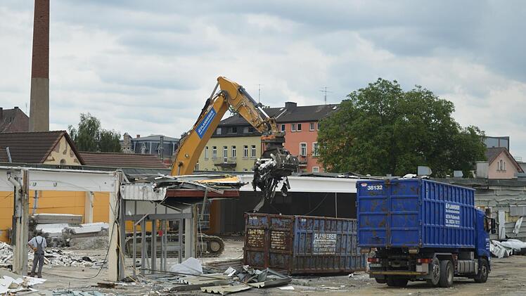Bauarbeiter haben das ehemalige "Pack-mer's"-Gebäude in der Bayreuther Straße 1 abgerissen.  Foto: Ronald Heck