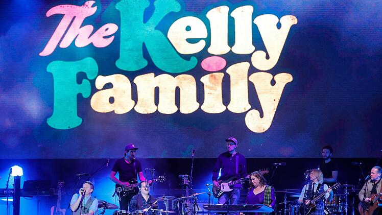 Bei ihrer Premiere in Coburg genossen die Mitglieder der Kelly Family die besondere Stimmung auf dem Schlossplatz.  Foto: Matthias Hoch