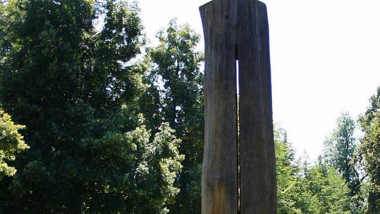 David Nash: "Noon Column" im Coburger HofgartenFoto: Jochen Berger