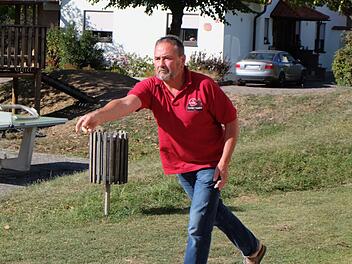 Organisator und Hauptakteur Heribert Kl&ouml;ffel pr&auml;sentiert sich auch beim Werfen in guter Form. Foto: Philipp Bauernschubert